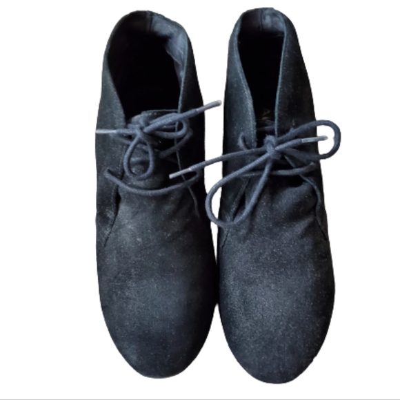 BLACK SUEDE LACE UP HIGH HEEL OXFORD SHOES ( SIZE ALDO - 8.5) - Picture 3 of 7